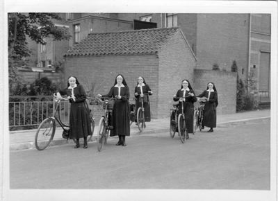 272012 Zusters van de Dominicanessen van het Sint Catharina-Apostolaat op de fiets naar gezinszorg te Wageningen