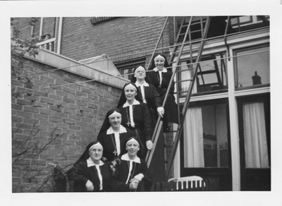 272025 Zusters op een trap, werkzaam bij de Theresiastichting van de Dominicanessen van het Sint Catharina-Apostolaat ...