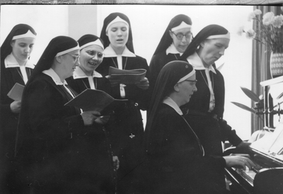 272031 Zusters Dominicanessen van het Sint Catharina-Apostolaat zingen bij de piano in bejaardencentrum Sint-Gerlachus ...