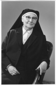 272033 Portretfoto van zuster Dominica Trooster, genomen tijdens haar 65-jarig professiefeest