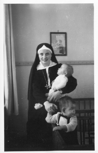 272036 Zuster Lucia Smits werkzaam bij enkele jonge kinderen te Zwolle