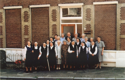 272046 Groepsfoto van zusters genomen tijdens het afscheid van de congregatie te Wageningen