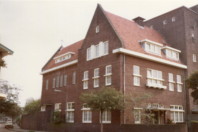 272049 Het (nieuwe) huis van de Dominicanessen van het Sint Catharina-Apostolaat aan de Timorstraat 40 te Haarlem, ...