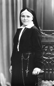 272054 Portretfoto van zuster Magdalena van den Meiracker