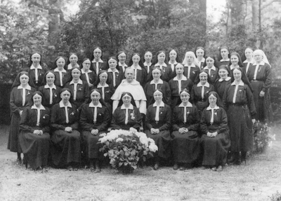 272055 Groepsfoto van de communiteit van zusters Dominicanessen van het Sint Catharina-Apostolaat te Zwolle