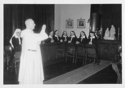 272062 Priester zegent de zusters Dominicanessen van het Sint Catharina-Apostolaat in de 'oude kapel' te Zwolle