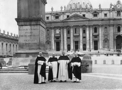 272064 Paters Dominicanen op het Sint Pietersplein te Rome (Italië/Vaticaanstad)