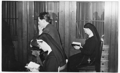 272065 Zuster Clara van Galen en zuster Thoma Schoofs in de kapel van het klooster aan de Tromplaan te Enschede