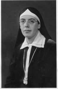 272069 Portretfoto van zuster Ignatia (Josephina Cornelia Maria) Omloo, vermoedelijk genomen te Enschede