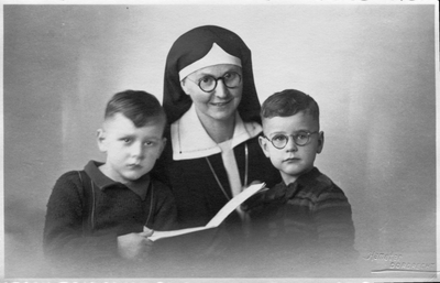 272071 Zuster Monica Muskens met twee jongetjes die zij vier maanden lang verzorgde in Enschede