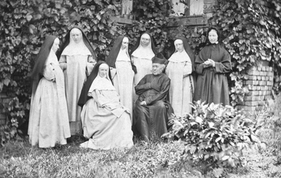 214004 Moeder Gundisalva en pastoor Kraus met enkele zusters en een postulante voor het klooster te Arenberg