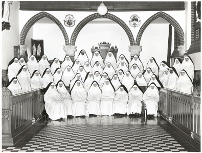 214108 Groepsfoto van de zusters van het convent Mariadal te Venlo voordat zij een stichting in Kameroen gingen maken