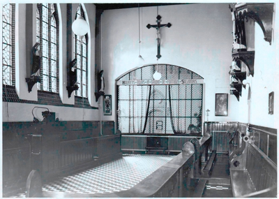 214111 Het koor van de kapel in het klooster Mariadal te Venlo voor de verbouwing van 1965 met voorin het traliewerk