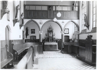 214112 Het koor van de kapel van klooster Mariadal te Venlo voor de verbouwing van 1965. Achterin het altaar met ...
