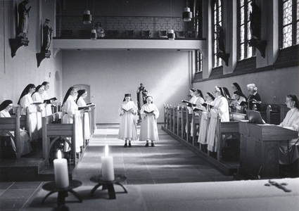 214113 De cantoressen zuster Theresia en zuster Bernadette zingen voor tijdens het koorgebed in de vernieuwde kapel van ...
