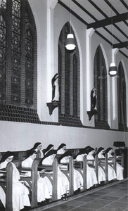 214114 Gebed in stilte in de vernieuwde kapel van het klooster Mariadal te Venlo