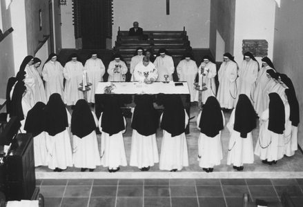214117 De zusters ontvangen de communie in een kring rondom het altaar tijdens een eucharistieviering in de kapel van ...