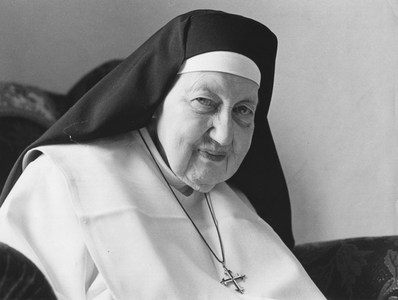 214122 Zuster Anna van het convent Mariadal te Venlo viert in 1975 haar honderdste verjaardag