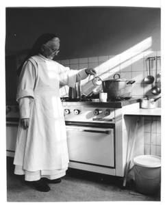 214127 Zuster Bernadette in de keuken van het klooster Mariadal te Berg en Dal
