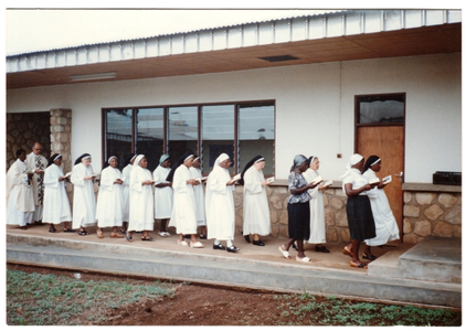 214134 Processie van het klaslokaal naar de kapel van Bambui bij de professie van zuster Ermelinde