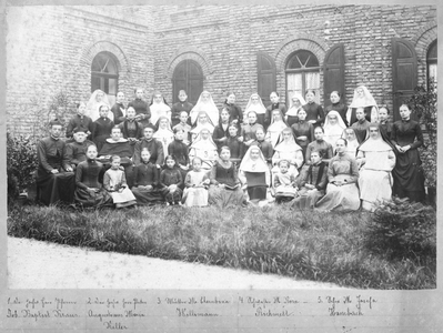 214136 Groepsfoto van geestelijken, zusters en kinderen van klooster Arenberg (Duisland)