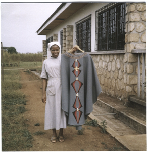 214142 Eerste paramenten gemaakt door zuster Judith te Bambui (Kameroen)
