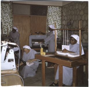 214146 Zusters in hun boekbinderij van het klooster te Bambui (Kameroen)