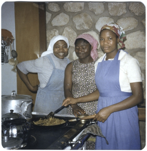 214148 De zusters van de communiteit te Bambui bakken sprinkhanen uit eigen tuin (Kameroen)