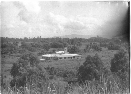 214149 Het klooster te Bambui genomen vanaf een omliggende heuvel (Kameroen)