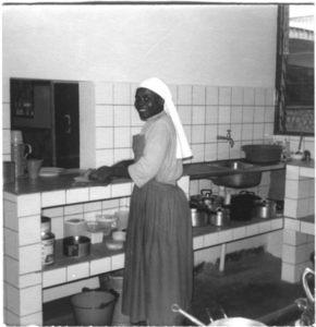 214152 De keukenzuster Petra in haar domein aan het werk te Bambui (Kameroen)