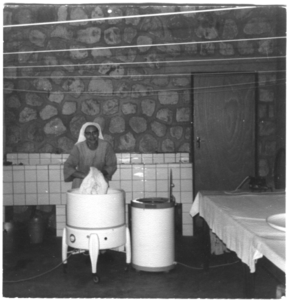 214153 Zuster Pia aan het werk in de wasserij van het klooster te Bambui (Kameroen)