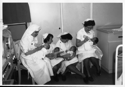 250328 Zuster Petronilla Verweij en verpleegkundigen geven baby's de fles in het Sint Josephziekenhuis te Vlissingen