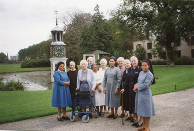 250335 Groepsfoto van zusters tijdens een bezoek van Indonesische zusters aan Nederland