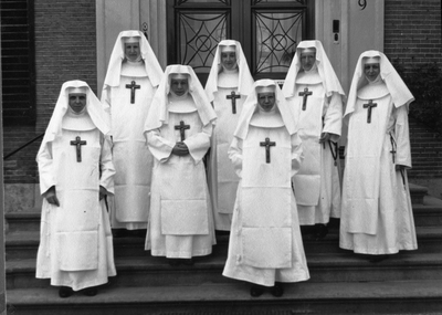 250336 Groepsfoto van zusters bij klooster Alverna te Aerdenhout, bij het afscheid voor vertrek naar de missie