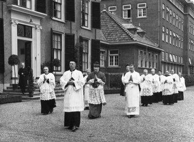 250338 Mgr. Huijbers met gevolg op weg naar de wijding van een nieuw altaar in klooster Alverna te Aerdenhout
