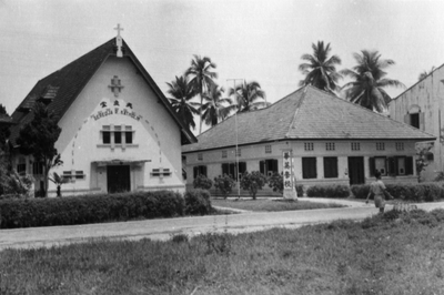 250341 Voorzijde van een kerk en school van de Franciscanessen van Aerdenhout te Djalan Setatiun 8 (Indonesië)