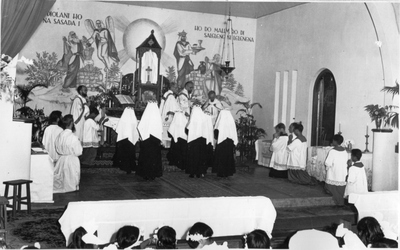 250348 Wijding van de novicen in de kapel van de congregatie in, vermoedelijk, Balige (Indonesië)