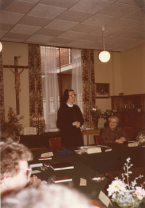 250350 Tijdens het provinciaal kapittel te Aerdenhout maakt zuster Christiane (links) bekend dat zuster Simone van ...