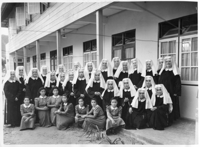 250355 Groepsfoto met zusters, eerste novicen en postulanten, gemaakt na een inkleding te Balige (Indonesië)