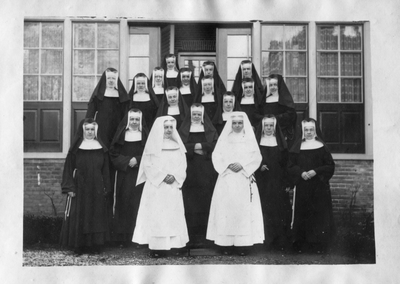 250358 Groepsfoto's van zusters voor klooster Alverna te Aerdenhout, bij het afscheid voor vertrek naar de missie in ...
