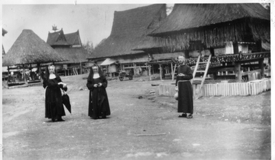 250361 Moeder Ida en zuster Leonarde, op bezoek vanuit Nederland, nemen met pastoor Hutjes een kijkje in een Batakse ...