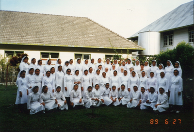 250363 Groepsfoto met alle zusters van de nieuwe zelfstandige Indonesië