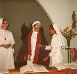 250367 Zuster Maria, van de nieuwe Vice-Provincie-Indonesia, biedt aan generale overste zuster Christiane Wittmers een ...
