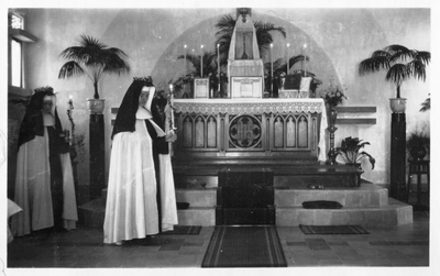 250369 Zuster Magdala en zuster M. Tarcisca op 'De eeuwige Geloftedag, 19 Mei 1931' in de kapel te Tandjung Balai (Indonesië)