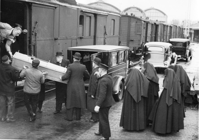 250376 Aankomst van drie kisten op station Haarlem, met in de kisten het stoffelijke overschot van getroffen zusters ...