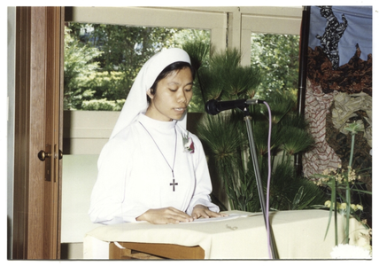 246042 Zuster Benedikta tijdens de lezing in de H. Mis ter gelegenheid van de verzelfstandiging van de zusters in ...