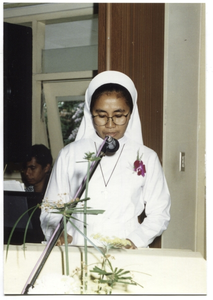 246043 Zuster Agnes tijdens de lezing in de H. Mis ter gelegenheid van de verzelfstandiging van de Indonesische zusters ...