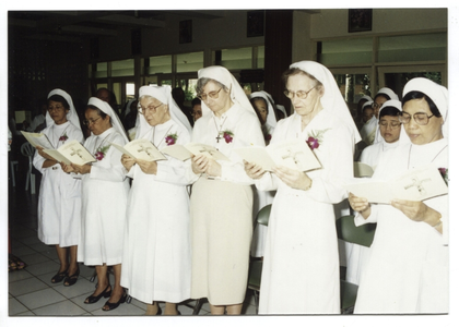 246044 Drie Nederlandse zusters in de H. Mis ter gelegenheid van verzelfstandiging van de Indonesische zusters te ...