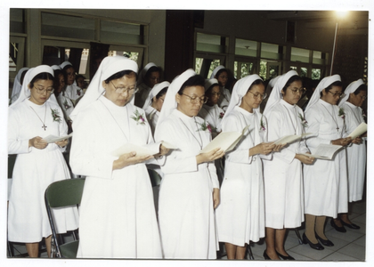 246045 Indonesische zusters in H. Mis ter gelegenheid van de verzelfstandiging van de Indonesische zusters te Sukabumi, ...