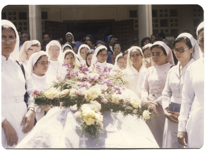 246046 Begrafenis van zuster Valentina te Sindanglaya, Java, Indonesië